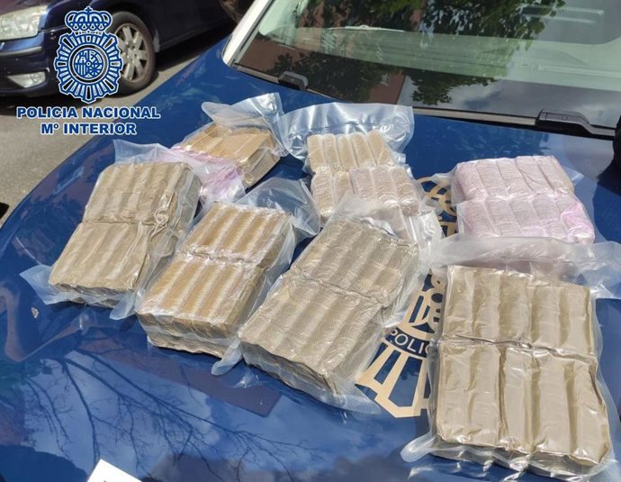 Pillan con 7 kilos de hachís a un motorista en Usera