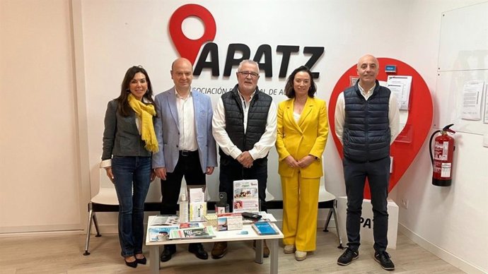 Los candidatos de VOX a las Cortes por Zaragoza y los representantes del sector del taxi.