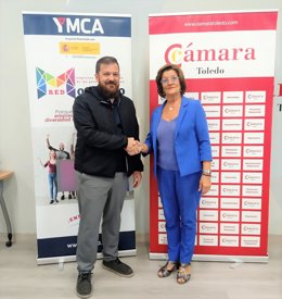 La Cámara de Comercio de Toledo e YMCA firman un convenio para favorecer la inclusión de trabajadores migrantes.