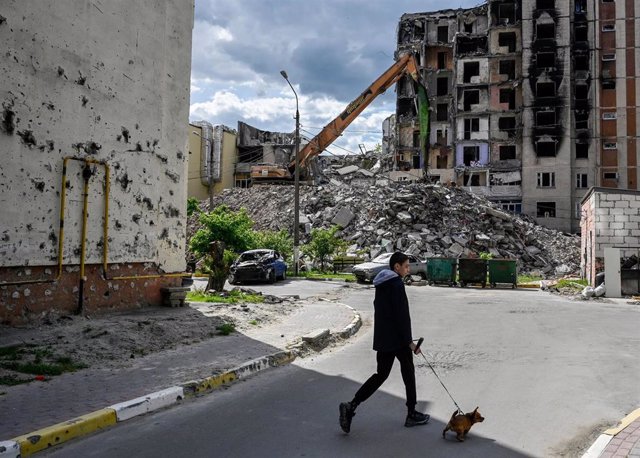 Un hombre pasea ante un edificio destruido en Irpin, Ucrania