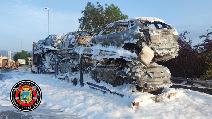Camión portacoches incendiado