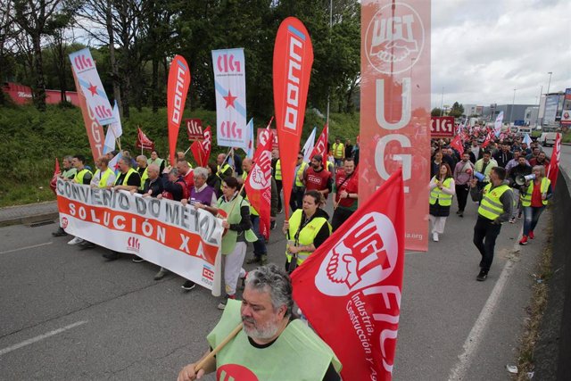Trabajadores del metal marchan durante una jornada de huelga en el Polígono de O Ceao, a 10 de mayo de 2023, en Lugo, Galicia (España). La huelga del sector del metal en la provincia de Lugo continúa tras no alcanzarse ningún acuerdo en la reunión que se 