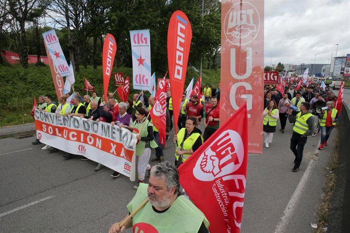 Trabajadores del metal marchan durante una jornada de huelga en el Polígono de O Ceao, a 10 de mayo de 2023, en Lugo, Galicia (España). La huelga del sector del metal en la provincia de Lugo continúa tras no alcanzarse ningún acuerdo en la reunión que s
