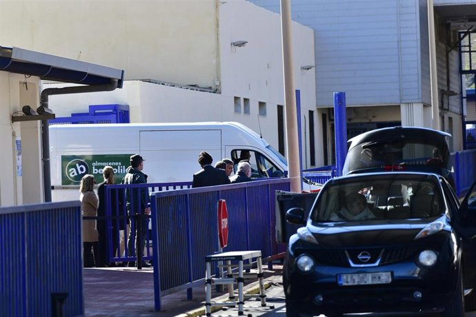 Archivo - Autoridades y jefes de la comandancia de la Guardia Civil y Policía Nacional y de la Agencia Tributaria, con la primera furgoneta que ha pasado a Marruecos tras el control aduanero comercial en la frontera entre Ceuta y Marruecos, a 29 de ener