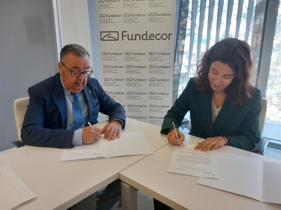 Antonio Arenas y Rocío del Pino durante la firma del convenio.