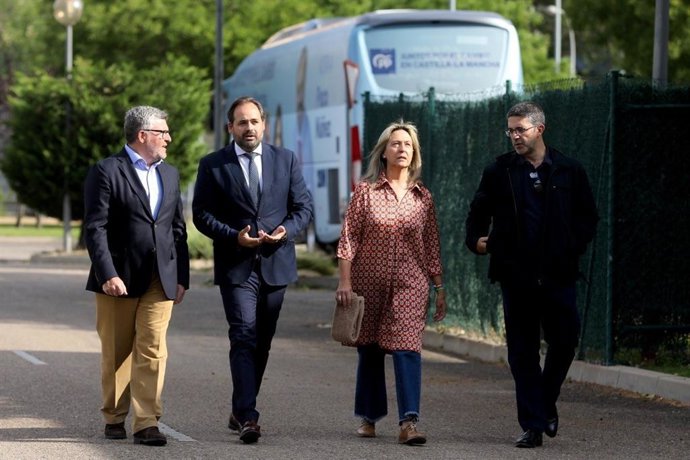 El candidato del PP a la Presidencia de Castilla-La Mancha, Paco Núñez, junto a la candidata a la Alcaldía de Guadalajara, Ana Guarinos