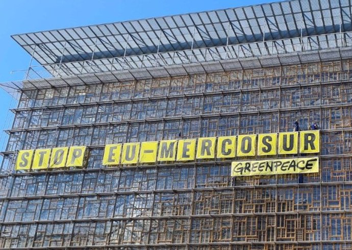 Activistas De Greenpeace Bélgica Han Escalado Este Miércoles La Sede Del Consejo De La Unión Europea En Bruselas Para Desplegar Una Pancarta Con El Mensaje 'Stop UE-Mercosur', En Señal De Protesta Contra Un Acuerdo Comercial.