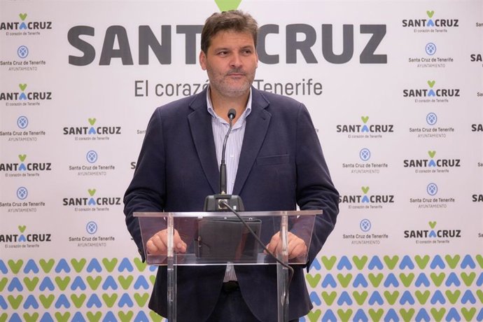 Archivo - El concejal del distrito Ofra-Costa Sur, José Ángel Martín, en rueda de prensa