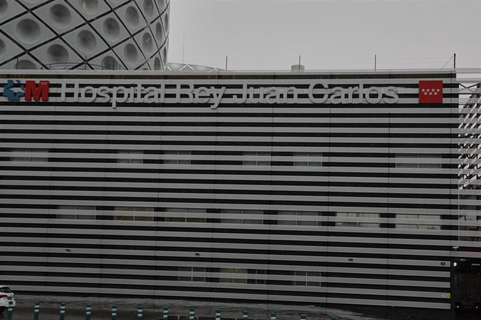 Archivo - Fachada y zonas exteriores del Hospital Rey Juan Carlos días después de la petición realizada por Más Madrid Ganar Móstoles sobre la eliminación del nombre del rey emérito Juan Carlos I tanto de la universidad homónima (URJC), como del hospita