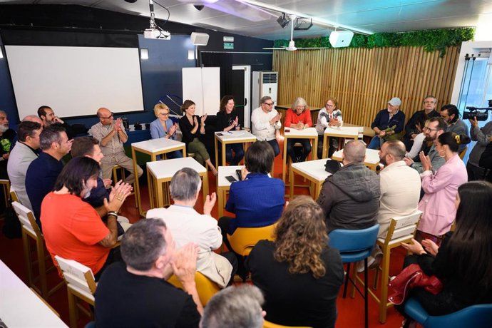 La candidata del PP de Almería se reúne con representantes del sector cultural.