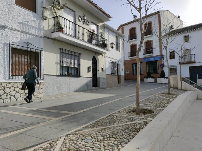 Archivo - Una persona mayor pasea por un municipio malagueño.