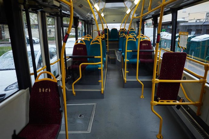 Archivo - Interior de un autobús urbano de Pamplona.