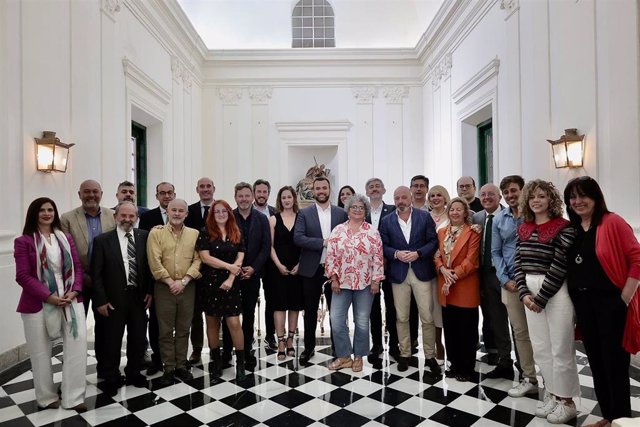 Foto de familia de la corporación del Ayuntamiento de Cáceres de la legislatura 2019-2023