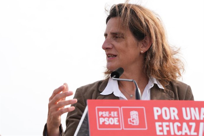 La vicepresidenta tercera y ministra de Transición Ecológica y el Reto Demográfico, Teresa Ribera, en un acto electoral en Irun