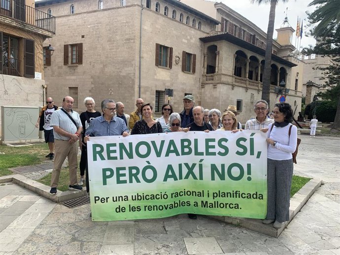 La plataforma 'Energies Renovables SÍ, pero així NO' durante la presentación de su manifiesto de propuestas de cara a las elecciones del 28 de mayo.