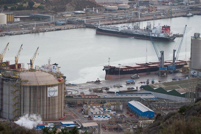 Archivo - Los inventarios de gas  superan en un 50% a la media de una década y casi el 60% del año pasado.