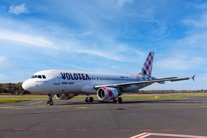 Imagen de un avión en la pista de aterrizaje