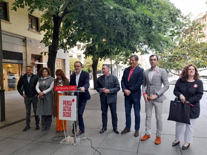 El candidato de UPN a la Presidencia del Gobierno foral, Javier Esparza, junto a otros integrantes de la lista