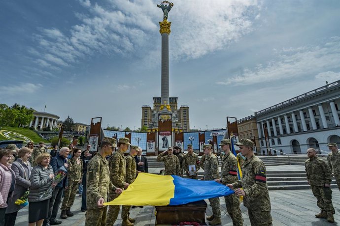 04 May 2023, Ukraine, Kiev: Soldiers cover the coffin of the soldier Eugene Kvaskov with the ukrainian flag in Maidan square. Eugene was killed in the combats in Bakhmut, during the current Russian invasion of Ukraine. Photo: Celestino Arce Lavin/ZUMA P