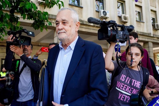 El expresidente de la Junta de Andalucía, José Antonio Grinán saliendo de l IML
