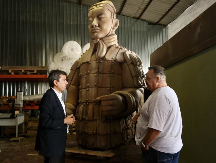 Visita del presidente de la Diputación, Carlos Mazón, al taller del artista alicantino José Manuel García, 'Patxi', para ver la escultura del guerrero de Xi'an de 11 metros de altura que se instalará en la Explanada de Alicante.