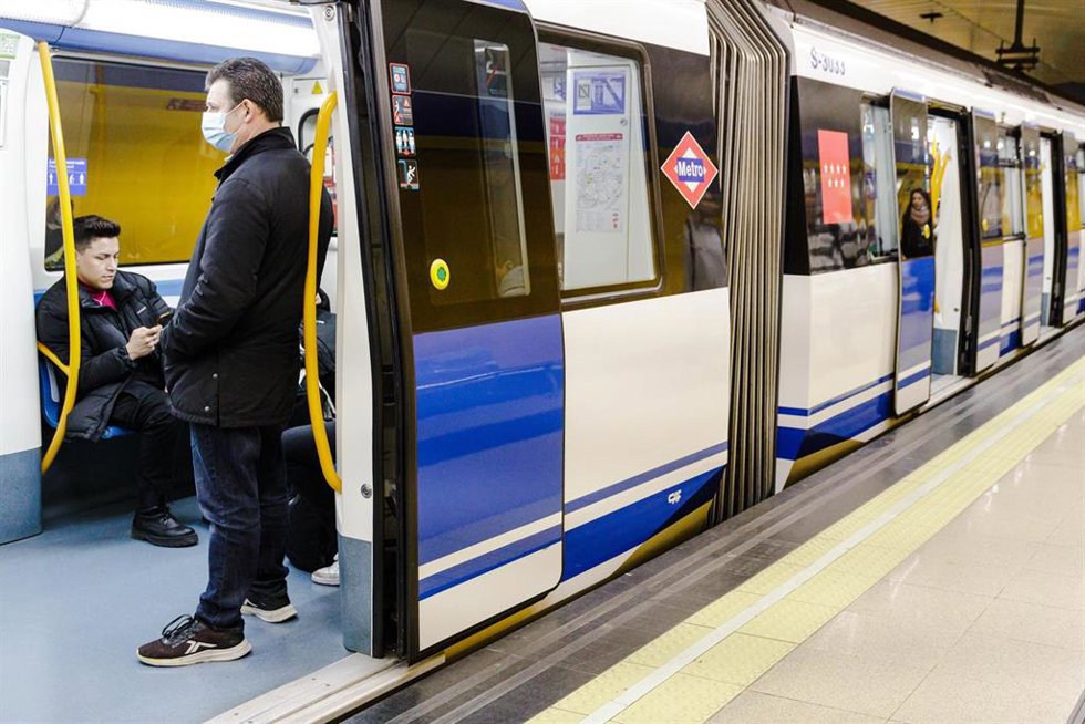 Archivo - Un Metro con las puertas abiertas el andén de la estación de Metro de Callao.