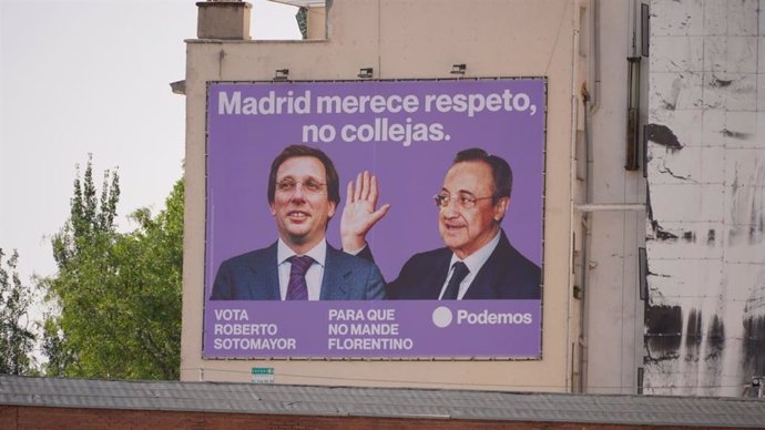 Podemos coloca una lona en Ventas con la imagen de Florentino Pérez pegando una colleja a José Luis Martínez-Almeida