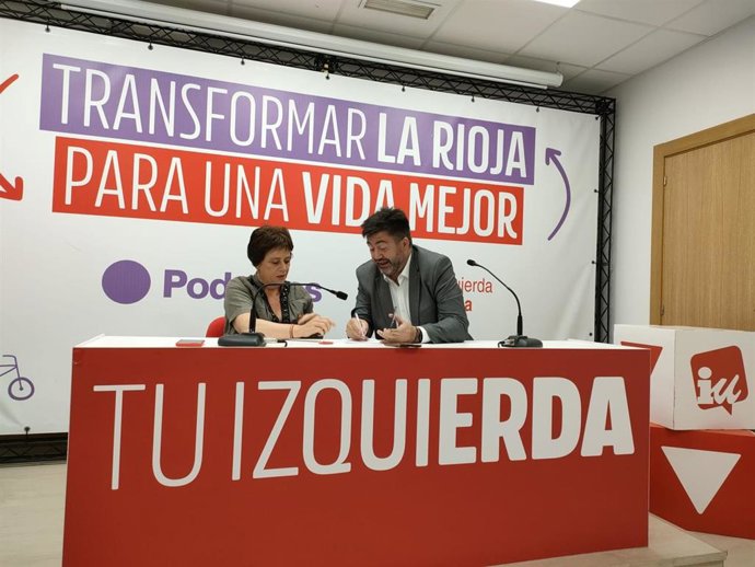 La candidata de Podemos IU a la presidencia de La Rioja, Henar Moreno, junto al responsable de programas de IU Carlos Sánchez Mato