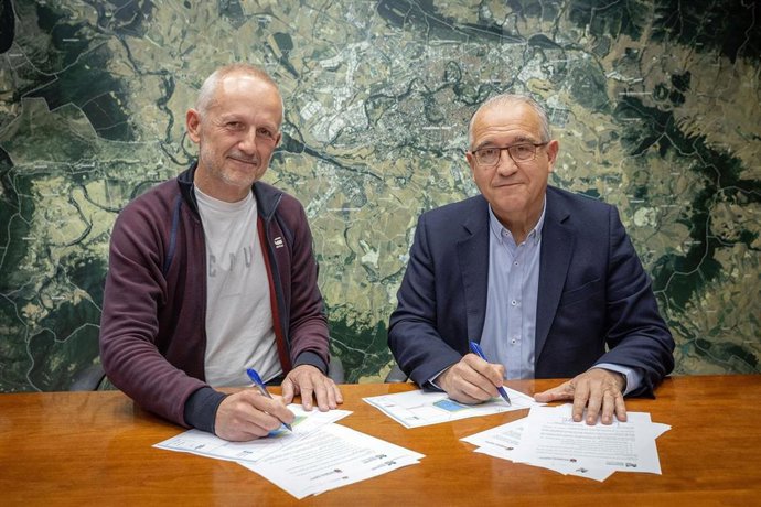 David Campión y Enrique Maya  En la firma en la Mancomunidad.