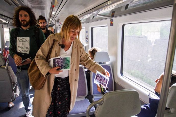 Covadonga Tomé reparte propaganda electoral en un tren.