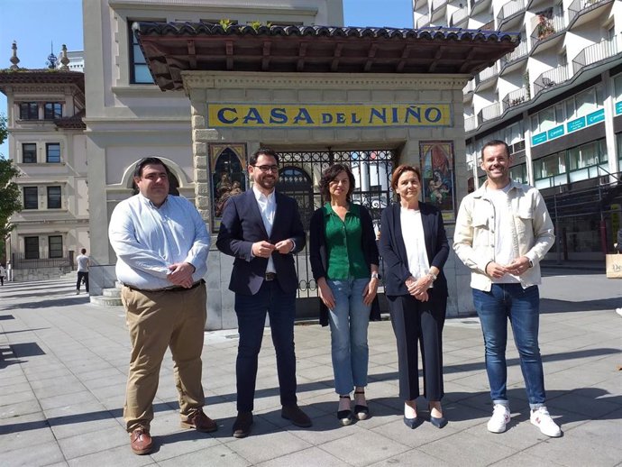 La candidata de Foro a la Alcaldía de Gijón, Carmen Moriyón, frente a la Gota de Leche, sede Fundación Municipal de Servicios Sociales de Gijón, acompañada de otros miembros de la sindicatura
