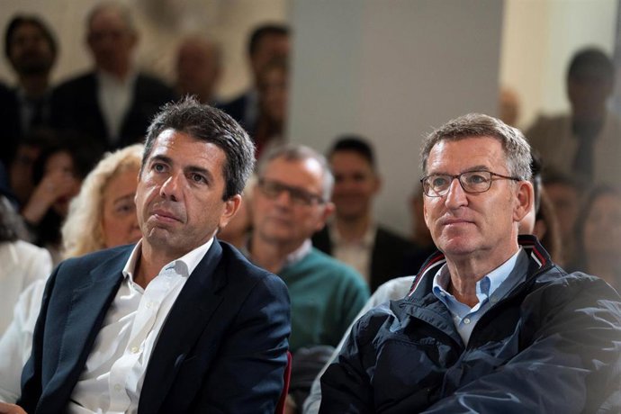El candidato del PPCV a Presidente de la Generalitat Valenciana, Carlos Mazón (i) y el presidente del Partido Popular, Alberto Núñez Feijóo (d), a su llegada a un acto en la Fundación Bancaja de Valencia junto al candidato del PPCV a la Presidencia de l