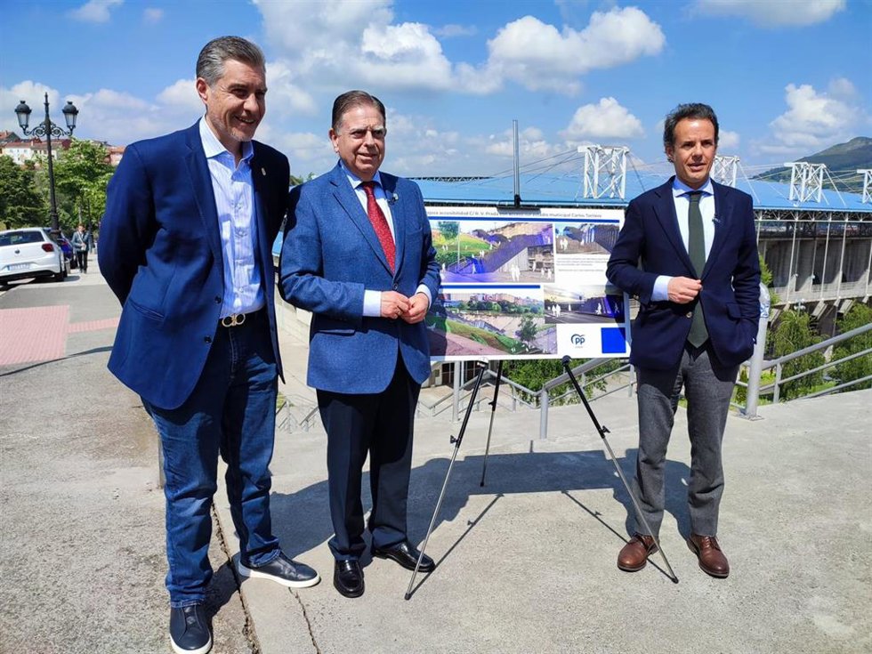 El alcalde de Oviedo y candidato, Alfredo Canteli, junto al presidente del Real Oviedo, Martín Peláez, y el concejal de Urbanismo de Oviedo y miembro de la candidatura 'popular', Ignacio Cuesta.