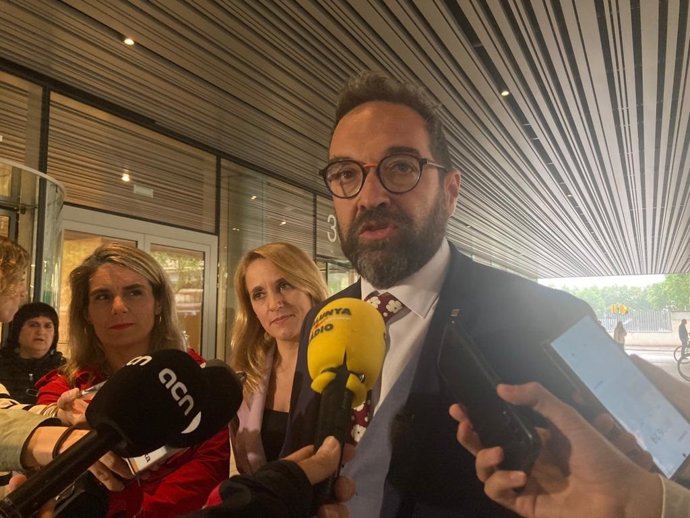 La consellera de Economía y Hacienda, Natlia Mas, y el conseller de Territorio de la Generalitat, Juli Fernndez, en una atención a los medios este jueves