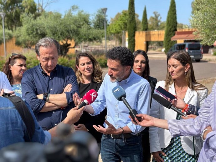 El portavoz adjunto de Ciudadanos en el Congreso, Edmundo Bal, acompañado por el candidato a la Junta de Extremadura, Fernando Baselga.