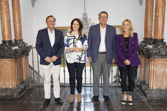 La vicepresidenta del Patronato Provincial de Turismo, Inmaculada Silas (segunda por la izda.), tras la firma del acuerdo.
