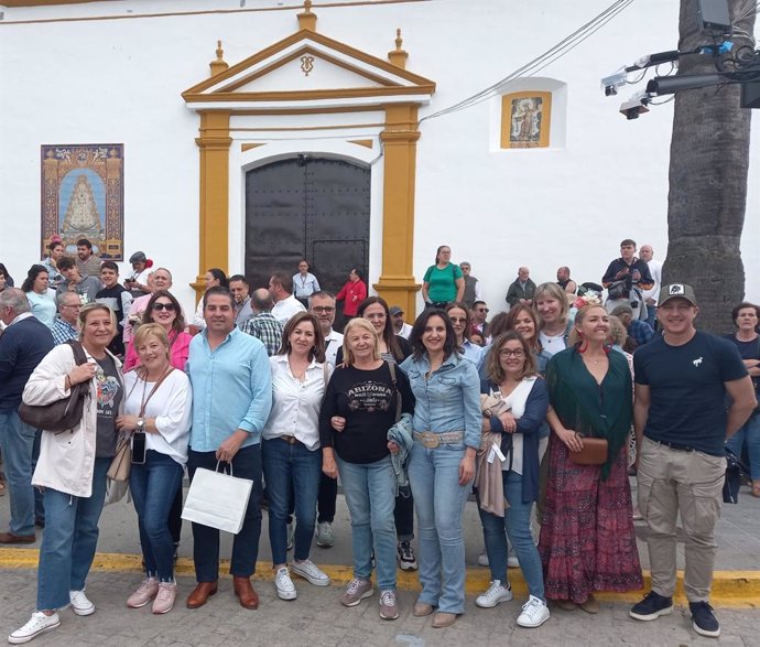 Agentes de viajes de Carrefour visitan la provincia coincidiendo con el paso de hermandades rocieras.