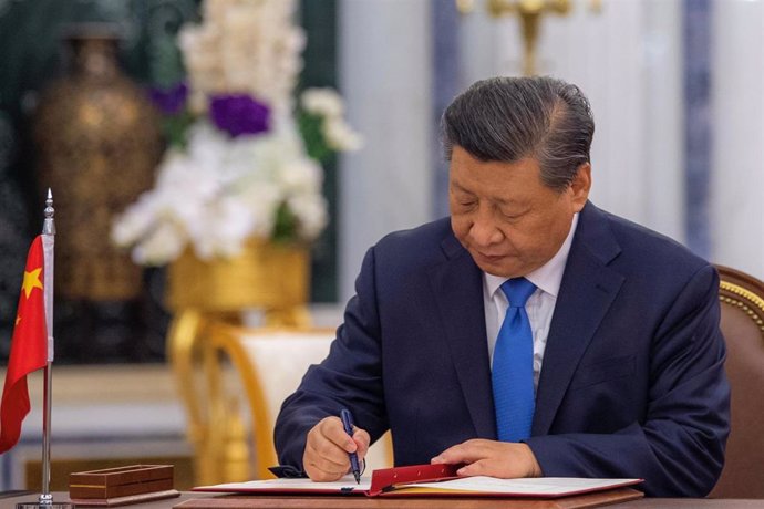 Archivo - 08 December 2022, Saudi Arabia, Riyadh: Chinese President Xi Jinping signs comprehensive strategic partnership agreement between the Kingdom of Saudi Arabia and the People's Republic of China, with Saudi King Salman bin Abdulaziz Al Saud, at A