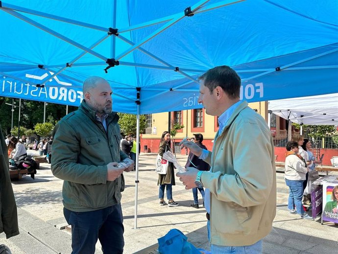 El secretario general de Foro Asturias y candidato a la presidencia del Principado de Asturias, Adrián Pumares, y el candidato de Foro Laviana, Roberto Vázquez.
