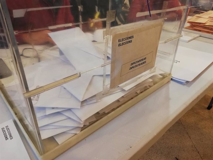 Archivo - Una urna con votos en las elecciones generales de 2019