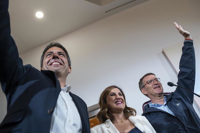 (I-D) El candidato del PPCV a Presidente de la Generalitat Valenciana, Carlos Mazón; la candidata a la Alcaldía de Valencia, Maria José Catalá y el presidente del PP, Alberto Núñez Feijóo, saludan durante un acto en la Fundación Bancaja