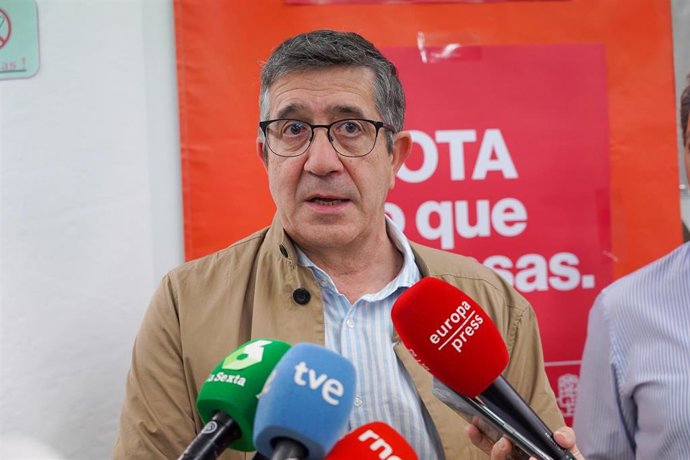 El portavoz del PSOE en el Congreso de los Diputados, Patxi López, atiende a los medios en Arahal (Sevilla).