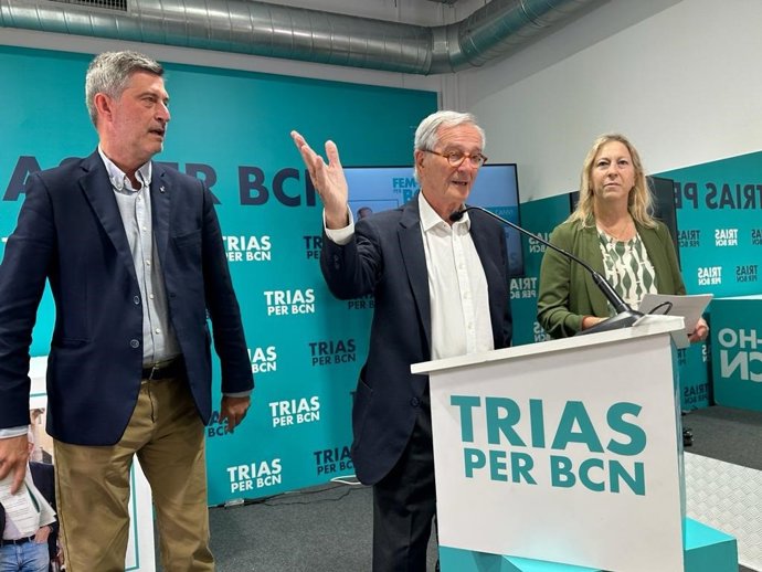 El candidato de Junts a la alcaldía de Barcelona, Xavier Trias, con los miembros de su candidatura Jordi Martí y Neus Munté