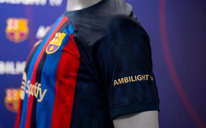 Ambilight TV, tecnología de la empresa neerlandesa TP Vision, lucirá en la manga de la camiseta del FC Barcelona tras el acuerdo de patrocinio entre club y TP Vision