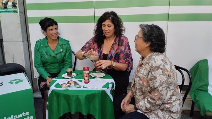 La portavoz de Adelante Andalucía, Teresa Rodríguez, y la candidata a la Alcaldía de Sevilla, Sandra Heredia, este jueves con una vecina en Sevilla.