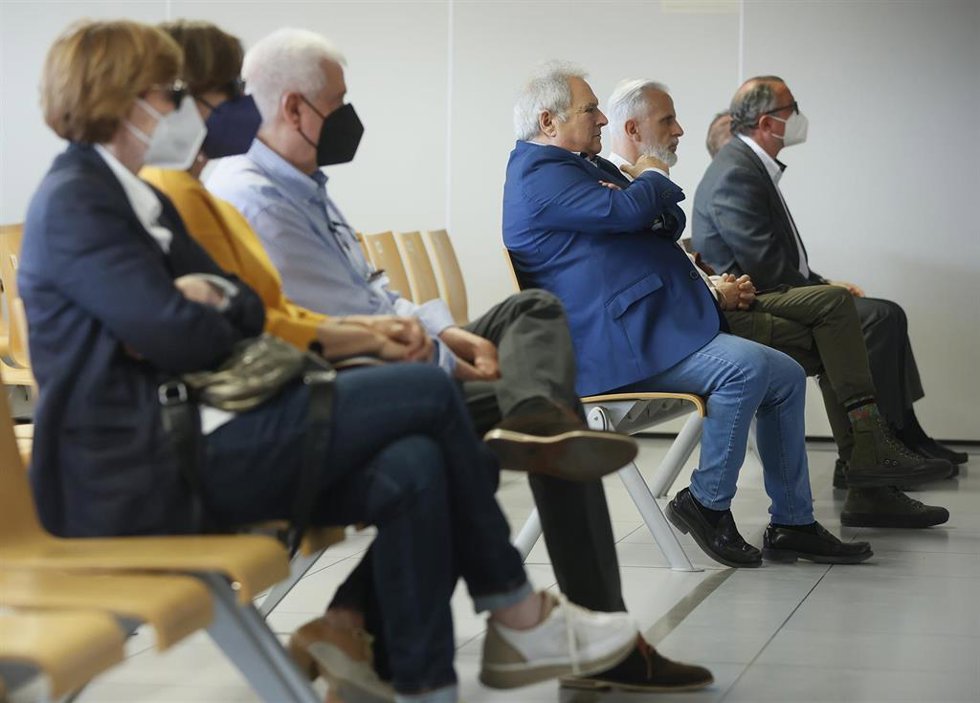 El expresidente de la Diputación y del PP de la provincia de Valencia, Alfonso Rus (3d) y el ex gerente de Imelsa, Marcos Benavent (2d), durante el juicio del Call center