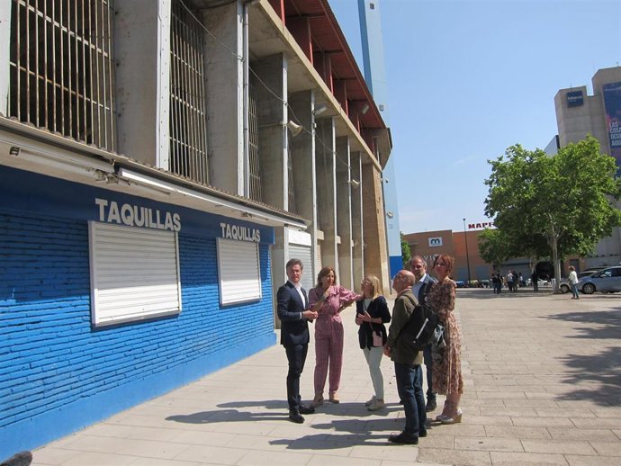 La candidata del PP a la Alcaldía de Zaragoza, Natalia Chueca, junto al actual campo de fútbol de La Romareda.