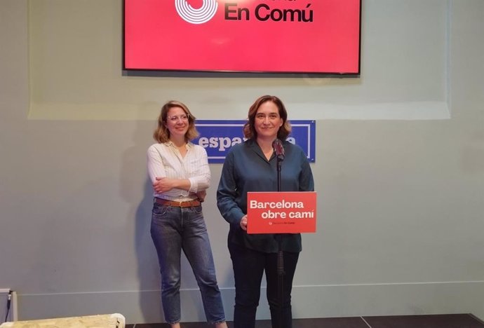 La alcaldesa de Barcelona y candidata a la reelección por BComú, Ada Colau, junto a la regidora y también candidata Janet Sanz