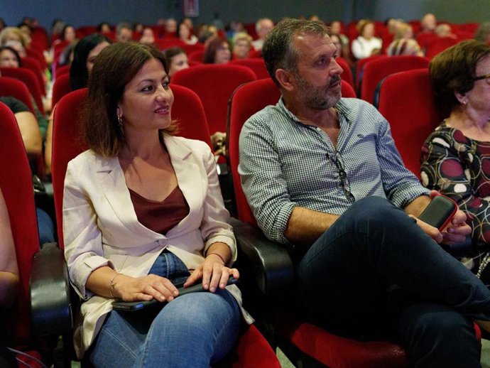 Sira Rego con el alcalde de Conil.