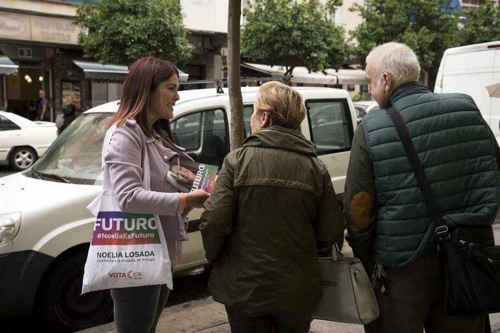 Noelia Losada en un reparto electoral en Cristo de la Epidemia